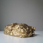 2009-2010, Abbastanza bene ma …, con Simona Barzaghi,esposizione pezzi d’oro, fondazione Mudima, Milano. Gli autori sono rimasti chiusi per sette giorni in una parte blindata della fondazione Mudima a Milano. Lo spazio era assolutamente vuoto ed avevano a disposizione soltanto due computer. La qualità della loro permanenza sarebbe dipesa dalle relazioni possibili attraverso i contatti, email,msn, skype, facebook. Le persone entrando in relazione con gli autori hanno portato oggetti e generi di consumo per la sopravvivenza. Tutti gli oggetti arrivati, o residui di ciò, sono stati affogati in pepite dorate. All’interno è contenuta anche una memoria USB con i dati, scritti, video e foto como testimonianza del contatto, visibile connettendo un computer.