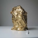 2009-2010, Abbastanza bene ma …, con Simona Barzaghi,esposizione pezzi d’oro, fondazione Mudima, Milano. Gli autori sono rimasti chiusi per sette giorni in una parte blindata della fondazione Mudima a Milano. Lo spazio era assolutamente vuoto ed avevano a disposizione soltanto due computer. La qualità della loro permanenza sarebbe dipesa dalle relazioni possibili attraverso i contatti, email,msn, skype, facebook. Le persone entrando in relazione con gli autori hanno portato oggetti e generi di consumo per la sopravvivenza. Tutti gli oggetti arrivati, o residui di ciò, sono stati affogati in pepite dorate. All’interno è contenuta anche una memoria USB con i dati, scritti, video e foto como testimonianza del contatto, visibile connettendo un computer.