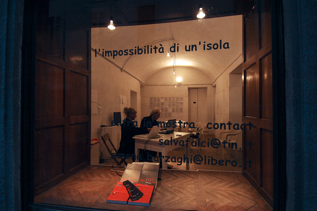 Salvatore Falci, 2009, L'impossibilità di un'Isola, performance e installazione, Galleria Spazio 10, Vercelli, (con Simona Barzaghi)