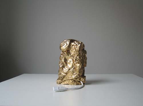 2009-2010, Abbastanza bene ma …, con Simona Barzaghi,esposizione pezzi d’oro, fondazione Mudima, Milano. Gli autori sono rimasti chiusi per sette giorni in una parte blindata della fondazione Mudima a Milano. Lo spazio era assolutamente vuoto ed avevano a disposizione soltanto due computer. La qualità della loro permanenza sarebbe dipesa dalle relazioni possibili attraverso i contatti, email,msn, skype, facebook. Le persone entrando in relazione con gli autori hanno portato oggetti e generi di consumo per la sopravvivenza. Tutti gli oggetti arrivati, o residui di ciò, sono stati affogati in pepite dorate. All’interno è contenuta anche una memoria USB con i dati, scritti, video e foto como testimonianza del contatto, visibile connettendo un computer.